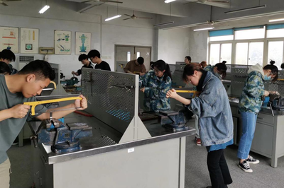 来自中国计量大学的同学们在专业课中培育劳动情怀